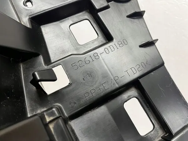 Toyota Yaris IV stötfångarsköld OEM 52618-0D180 image 10