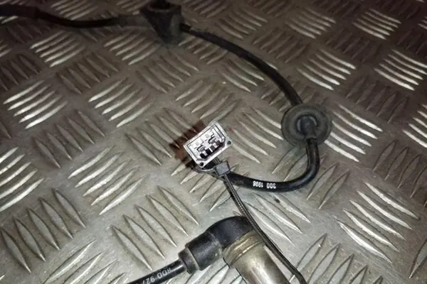 Sensor ABS traseiro esquerdo AUDI A4 8D0927807A image 4