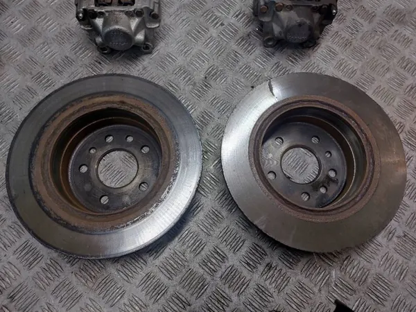 Gebruikte remschijven & remklauwen achter voor Opel Omega B 2.0 8V image 3