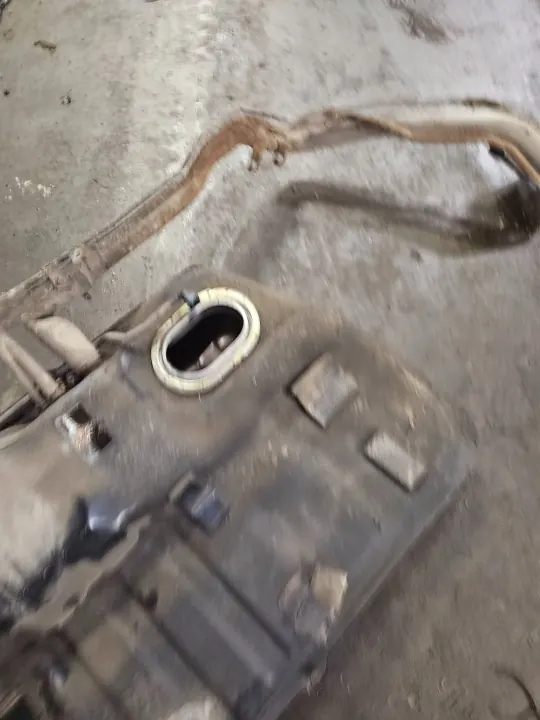 Hyundai Kraftstofftank OEM 31150-2e800 - Gebraucht image 3