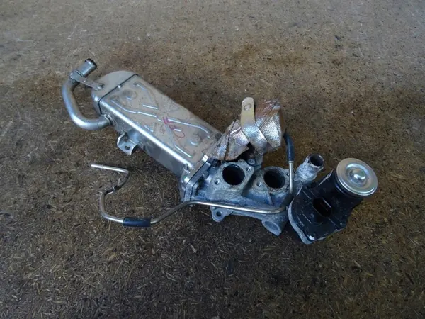 EGR-venttiili jäähdyttimellä Scirocco Golf Audi A3 2.0 TDI image 5