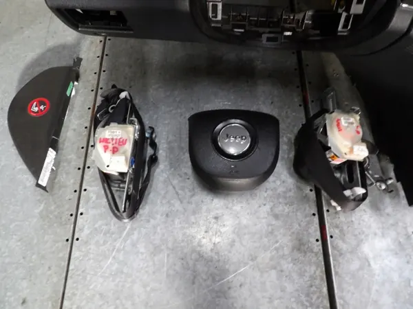 Jeep WK2 Konsolpanel Airbag Bälte Komplett image 5