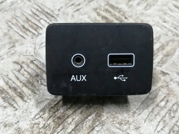 Tomada USB Fiat Tipo II OEM 7356608750 - Usado image 2