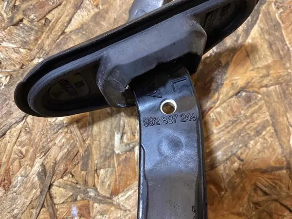 Porsche 992 Ovenpysäyttäjä OEM 992837249 - Oikea Puoli image 5