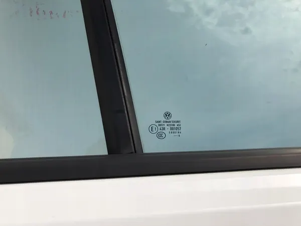 Höger bakdörrfönster 2016 VW Golf 7 image 3