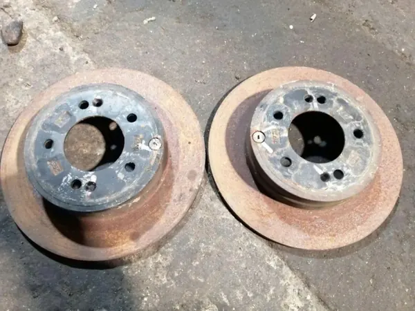 Käytetty takajarrulevy OEM 584113Q000 Hyundaiille image 2