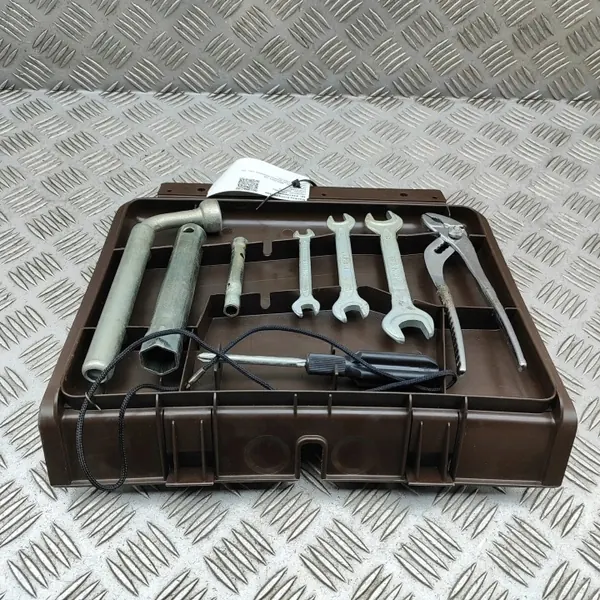 Maserati 425 Työkalusarja 1987 OEM 329856103 image 3