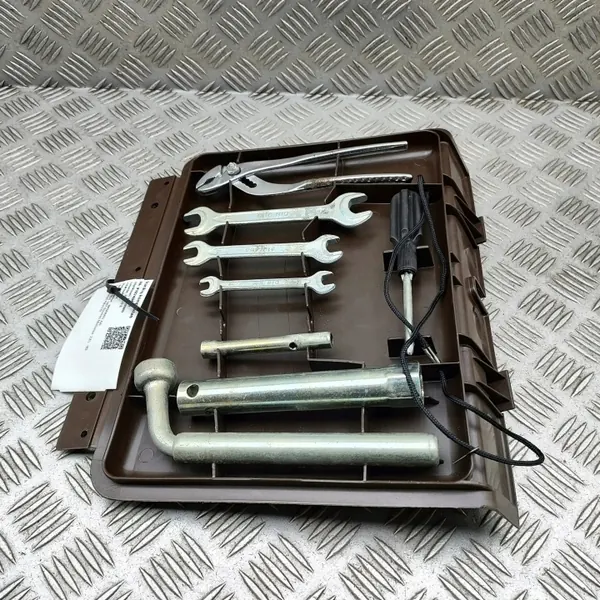 Maserati 425 Työkalusarja 1987 OEM 329856103 image 4
