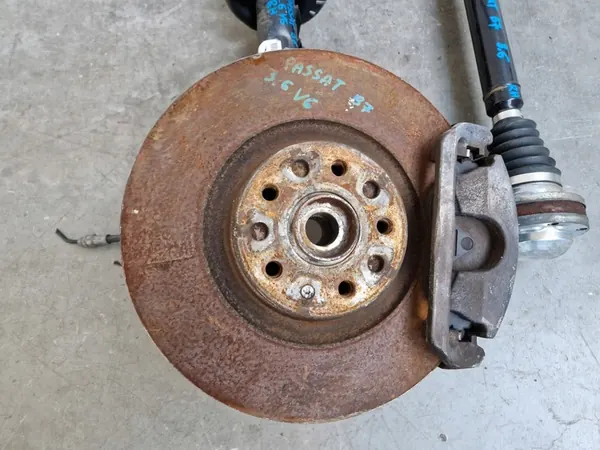 Mozzo di Sospensione Anteriore Destro VW Passat B7 3.6 V6 image 2