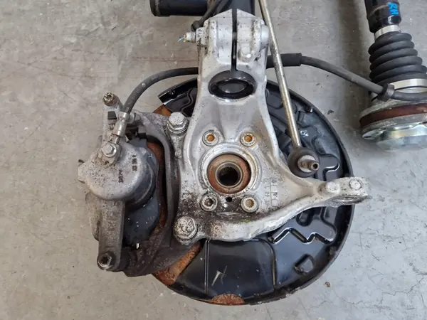 Mozzo di Sospensione Anteriore Destro VW Passat B7 3.6 V6 image 6