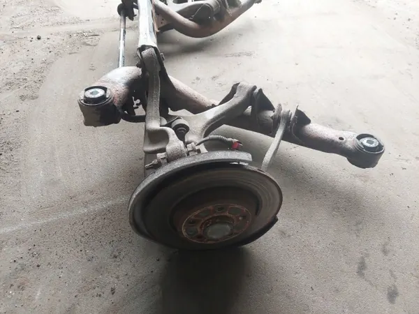 Viga suspensión trasera OEM Audi A5 8T image 7
