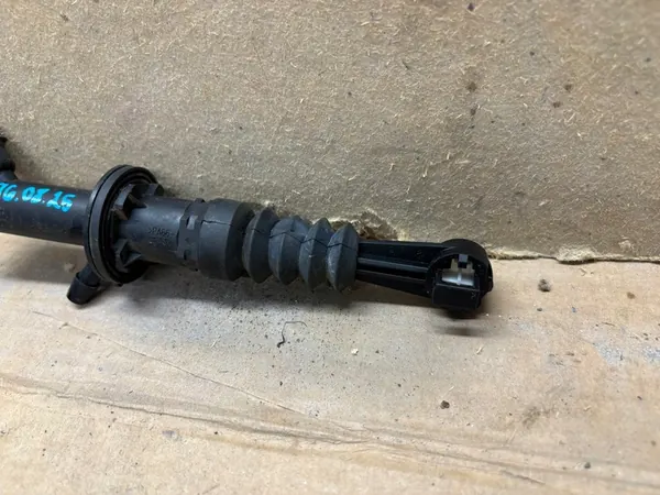 Kytkinpumppu Renault Twingo III Nesteastia OEM A4532900700 image 3