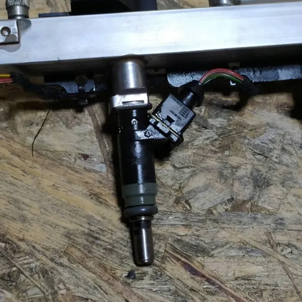 Rampe d'injection BMW E46 OEM 7506158 avec injecteurs image 3