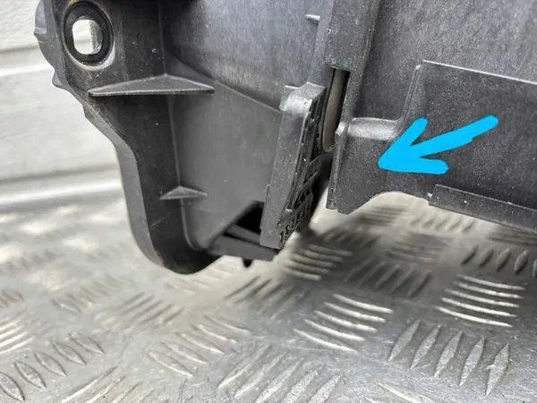 MERCEDES W206 Classe C Boîtier Filtre Habitacle A2068300900 image 3