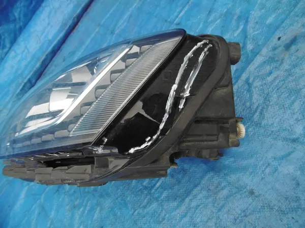 Farol esquerdo Xenon LED VW Jetta VI image 4