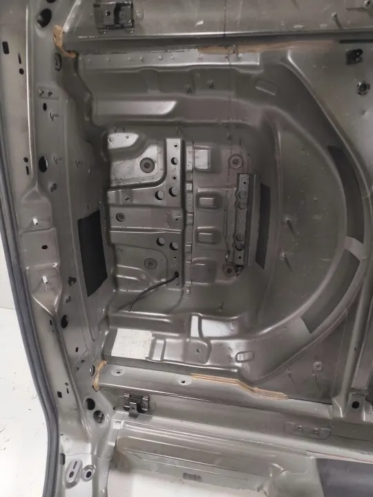 OEM LY9B Takapään paneeli Audi A4 B9 Avantille image 3