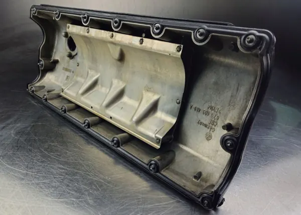 Tapa de válvulas VW T5 2.5 TDI OEM 070103469A - Usado image 4
