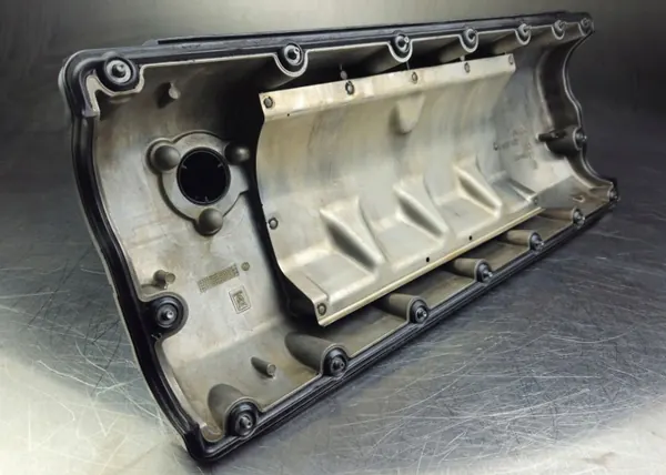 Tapa de válvulas VW T5 2.5 TDI OEM 070103469A - Usado image 5