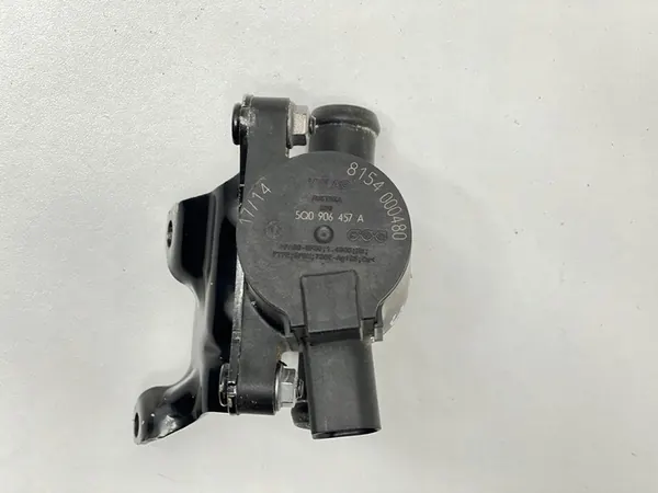 Vattencirkulationspump Skoda Octavia Mk3 2016 5Q0906457A image 7