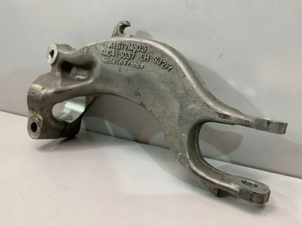 Audi A8 D5 Stoßdämpferhalterung links vorne OEM 4M0413037 image 3