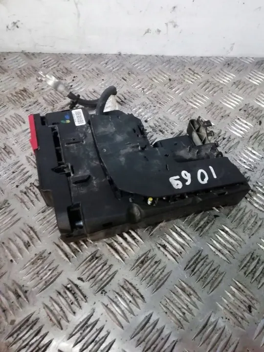 Mercedes W204 Pyrotekninen Puristin OEM A2075401850 image 2