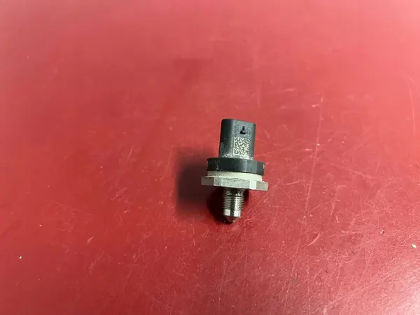 Capteur de pression de carburant BMW 2 F46 2020 OEM 8631820 image 1