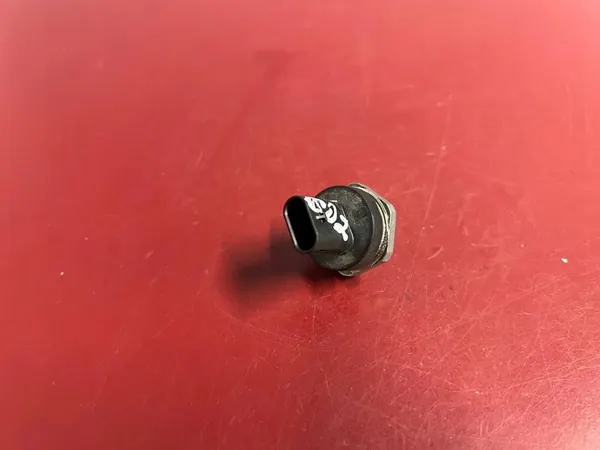 Capteur de pression de carburant BMW 2 F46 2020 OEM 8631820 image 2