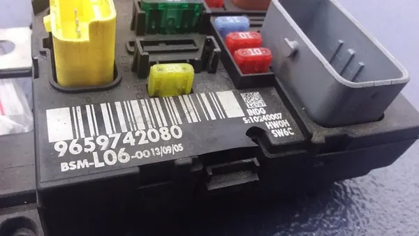 PEUGEOT 307 I LIFT 1.6 HDI Caixa de Fusíveis BSM image 7