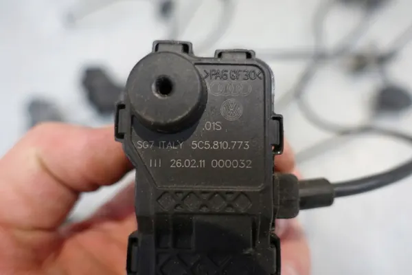 Trappe à carburant VW Beetle OEM 5C5810773 - Occasion image 4