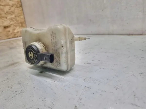 Depósito de líquido de frenos Audi OE usado OEM 8K0611301A image 2