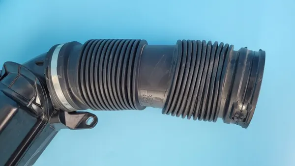 BMW X1 U11 Luftresonatorrohr OEM 8489423 image 3