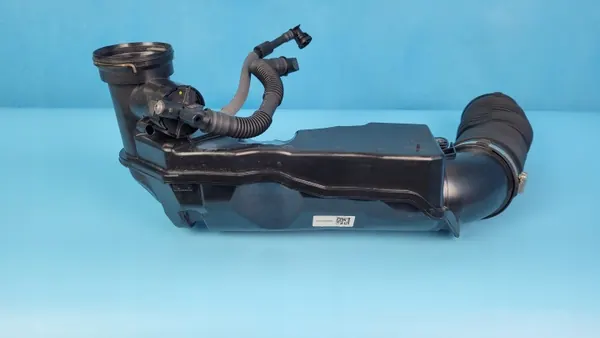 BMW X1 U11 Luftresonatorrohr OEM 8489423 image 8