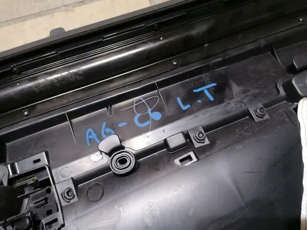 Audi A6 C6 Lift Linker Achter Zijpaneel OEM 4F0867305P image 5