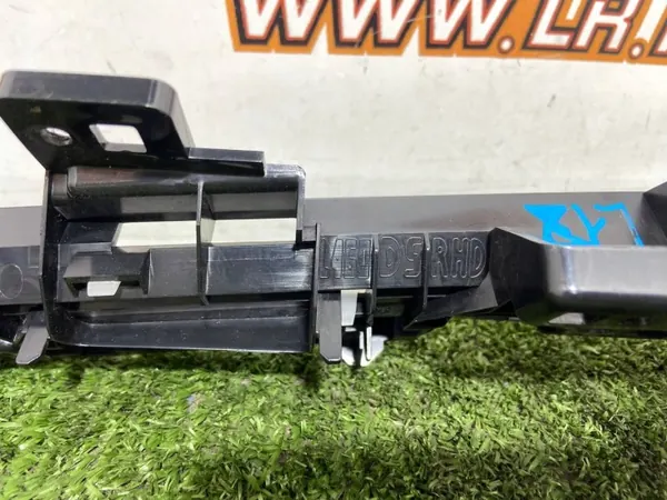 Pegador Torpedo OEM M8E23962CB RHD Range Rover L460 image 5