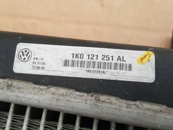 Radiador de agua / VW Touran I Caddy III Passat B6 1.9 TDI 2.0 TDI - Bueno image 2