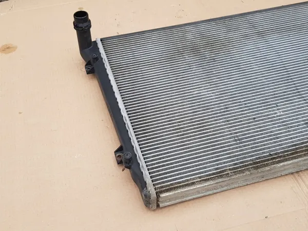 Radiador de agua / VW Touran I Caddy III Passat B6 1.9 TDI 2.0 TDI - Bueno image 3