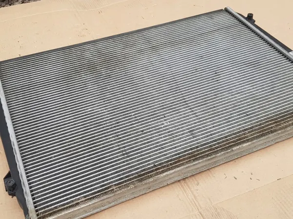 Radiador de agua / VW Touran I Caddy III Passat B6 1.9 TDI 2.0 TDI - Bueno image 4