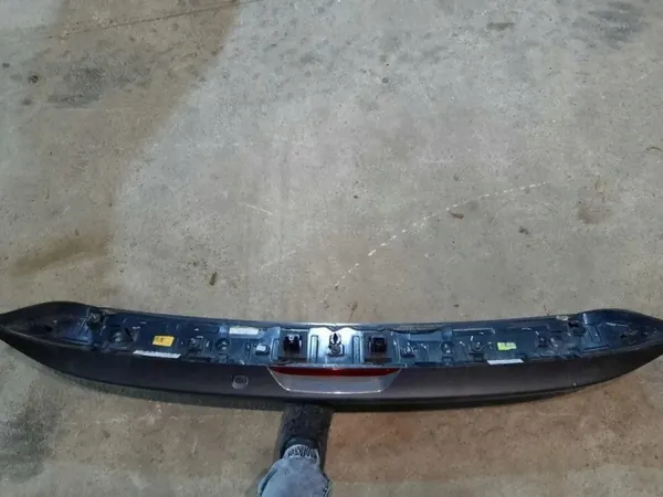 Chrysler Pacifica takaluukun spoileri OEM 5MW30LAUAE image 2