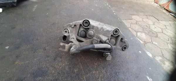 Oikea etujarrusatula Audi A4 S4 B7 8E0615123B image 2