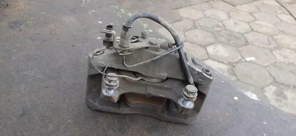 Oikea etujarrusatula Audi A4 S4 B7 8E0615123B image 5