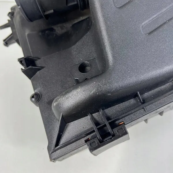 OPEL INSIGNIA A 1.8B 16V Ilmansuodattimen Kotelo OE 55560883 image 2