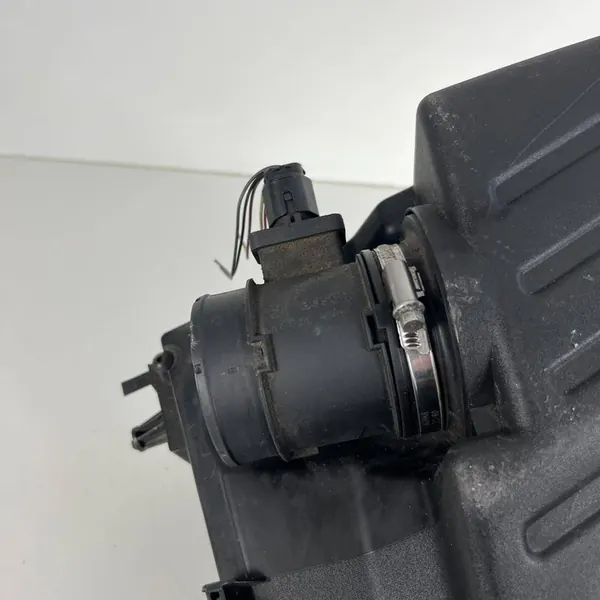 OPEL INSIGNIA A 1.8B 16V Ilmansuodattimen Kotelo OE 55560883 image 3