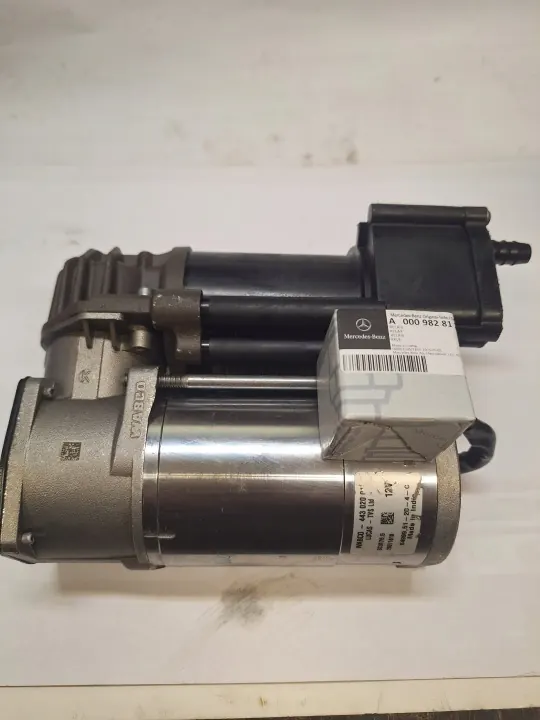 Mercedes W205 Luftfederung Kompressor OEM 2053200104 image 2