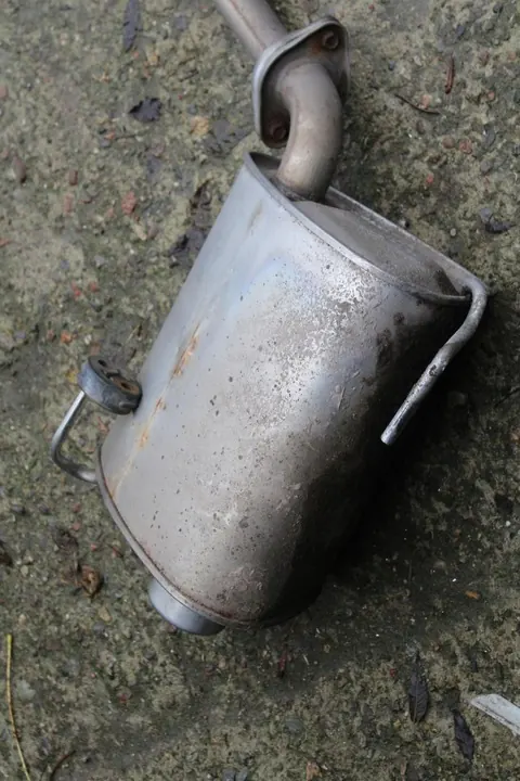 Keskisammutin Subaru Forester IV SJ 2.0R OEM 44300SG010 image 9