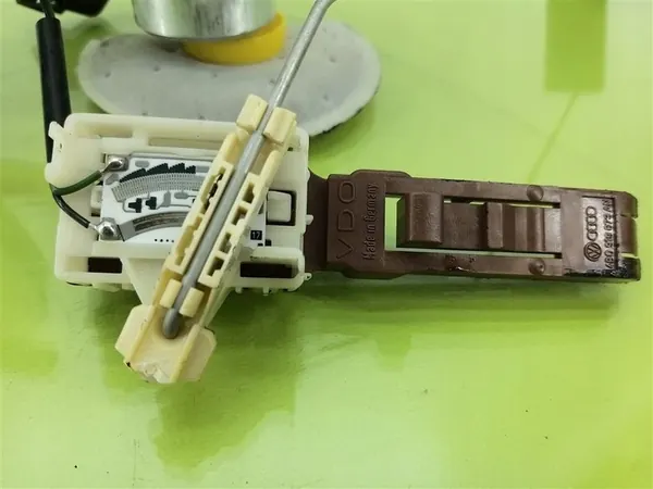 Flutuador da bomba de combustível Audi A6 C5 1997-2004 2.4B 170 CV 4B0906087BD image 4