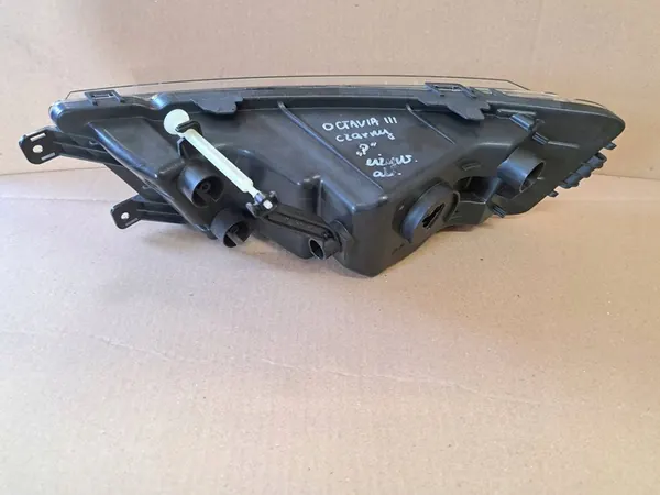 Farol Direito SKODA OCTAVIA III 5E0941700E image 3