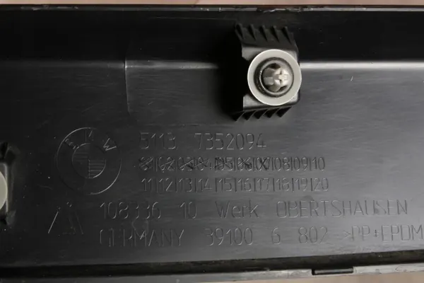 BMW X1 F48 Moldura Puerta Trasera Derecha OEM 7352094 image 10