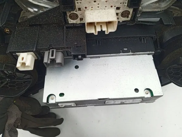 Toyota Yaris I Radio OEM 454fg - Gebruikte multimediastereo image 4