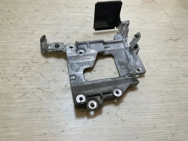 Peças do compartimento motor Nissan OEM 181011A207 image 2
