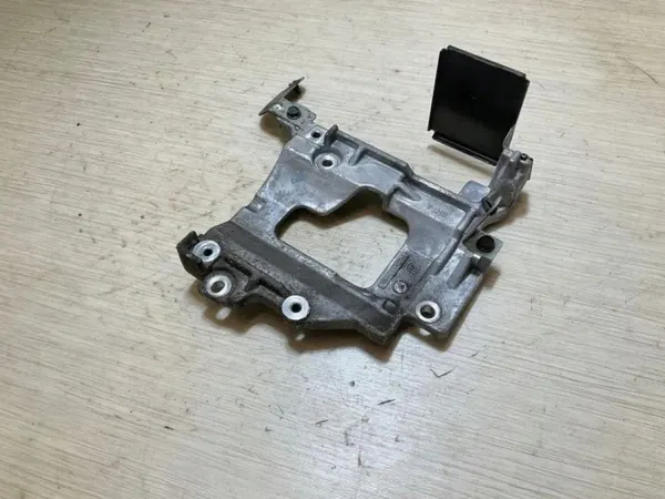 Peças do compartimento motor Nissan OEM 181011A207 image 3